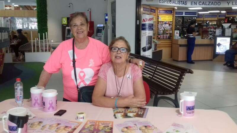 Mesa de información y cuestación de la ACCMG en Alcampo Telde (Foto TA)